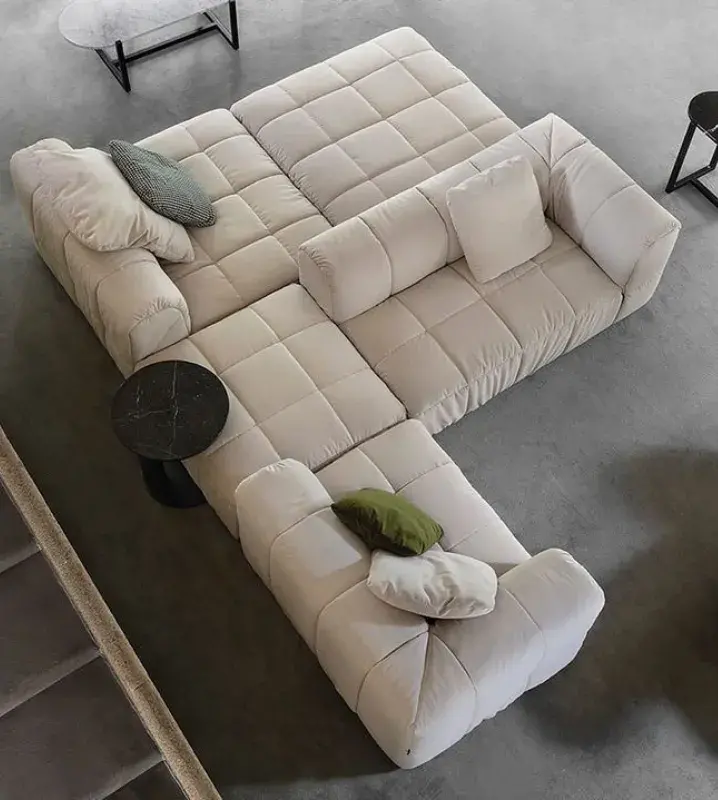 белоснежный модульный диван в большом помещении