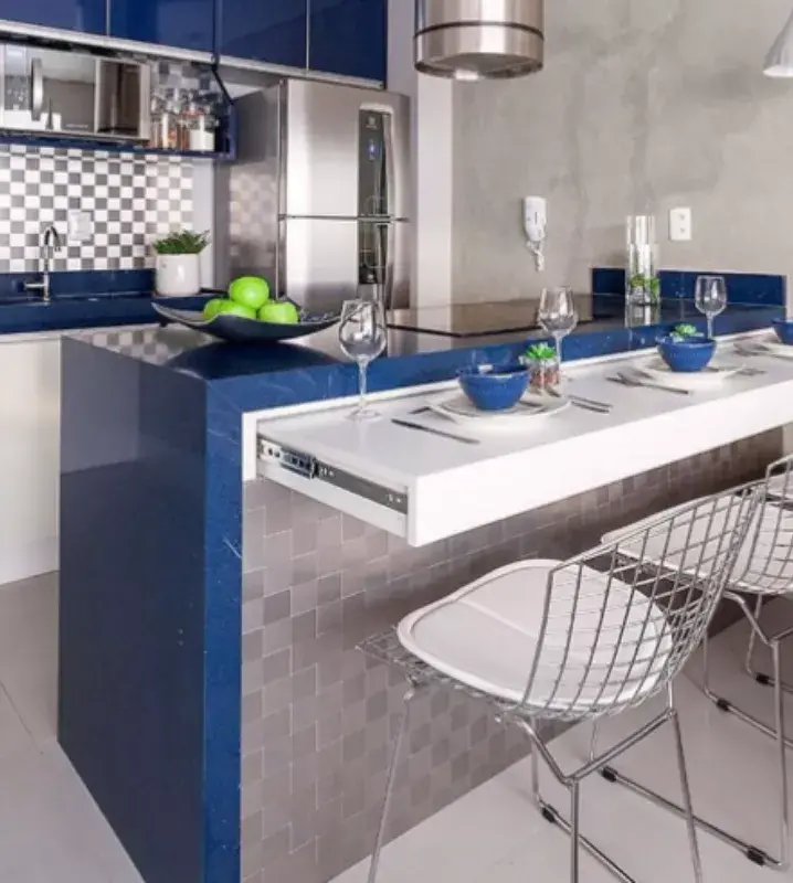 синяя выдвижная барная стойка на кухне совмещенной с гостиной