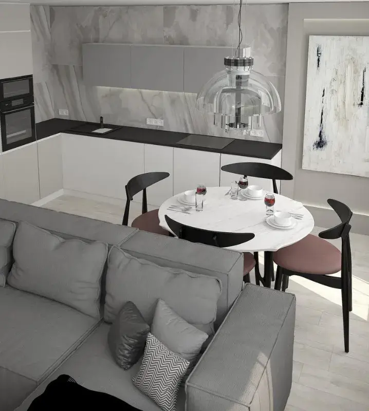 стулья винного цвета в светлом интерьере с серым диваном