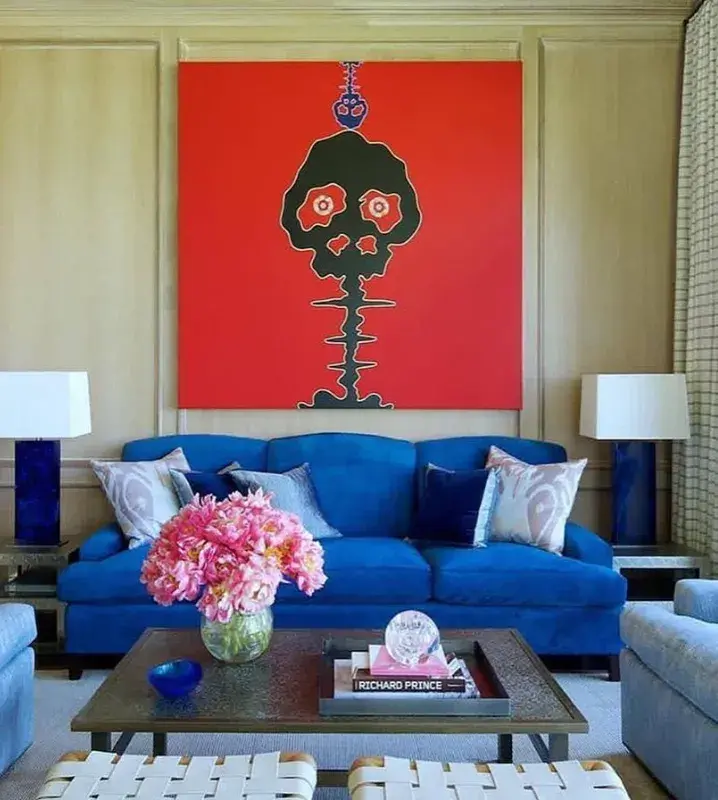 яркий диван синего цвета возле красной картины в кухне