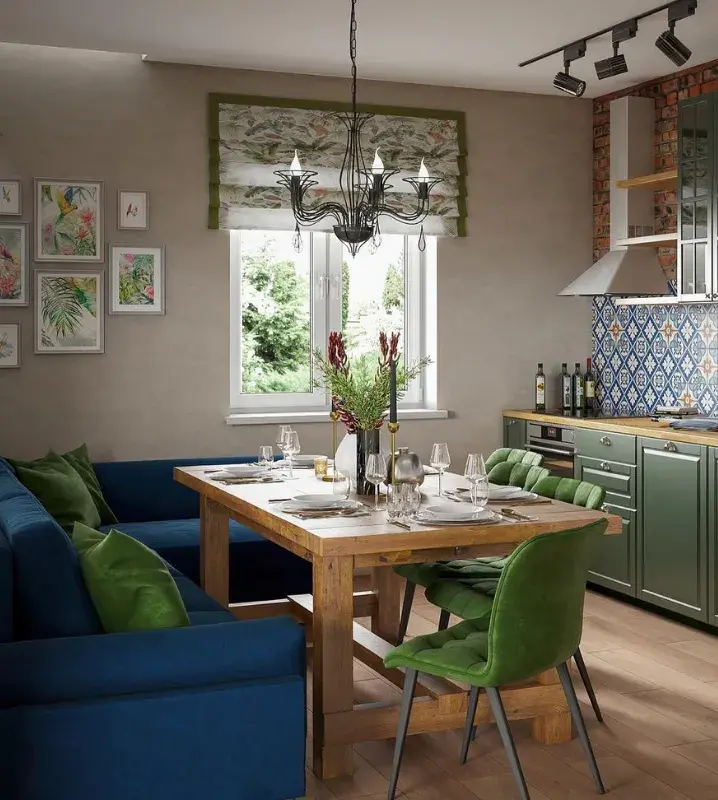 кухня-гостиная с синим диваном под кобальтовые оттенки