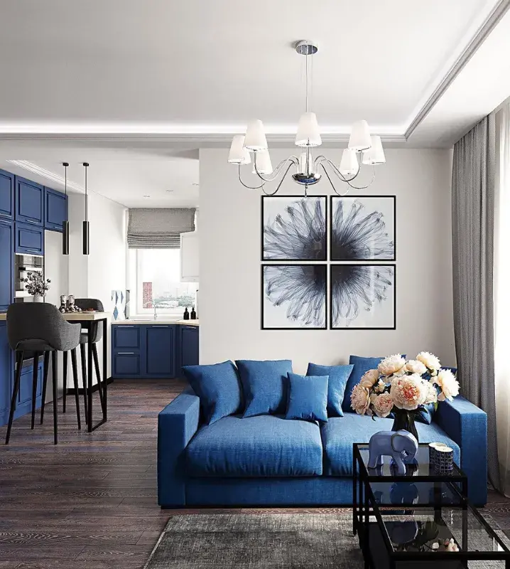 кухня-гостиная с синим диваном и светлыми стенами