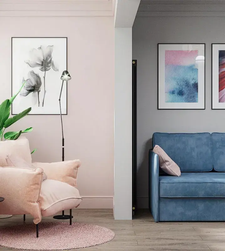 розовое кресло рядом с синим диваном в гостиной