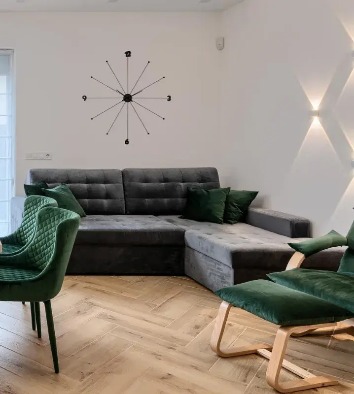 зеленые стулья возле дивана серого цвета в интерьере гостиной