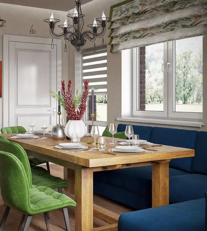 кухня-гостиная с синим диваном с зелеными стульями