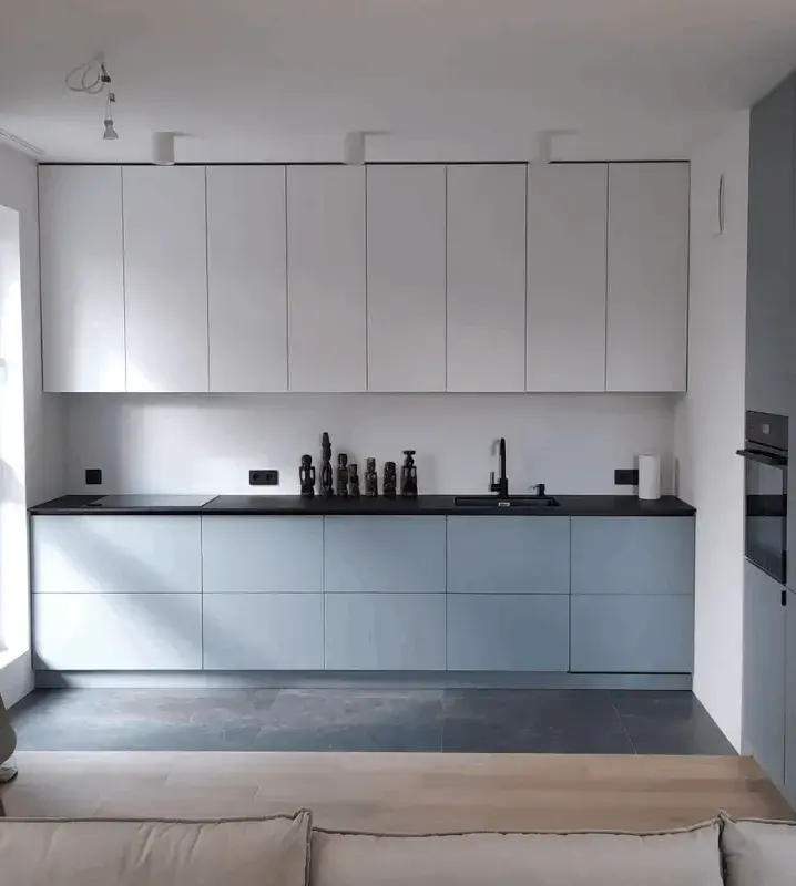 голубая матова кухня с белыми верхними шкафами