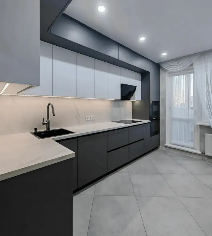 фасады agt - черная кухня с белыми шкафами