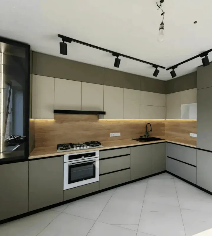 стильный кухонный гарнитур с бежевыми фасадами