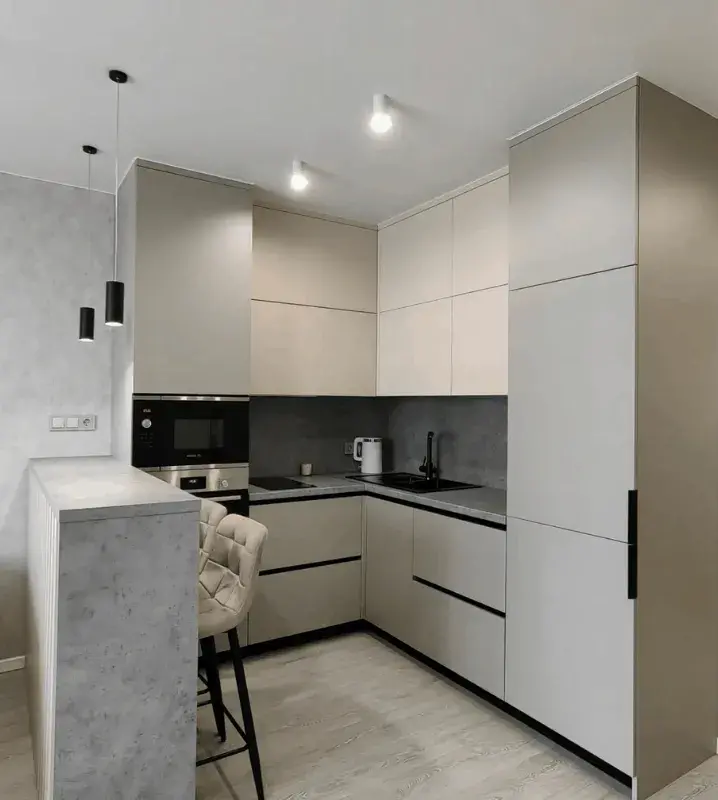 фасады agt и белая кухня с серыми шкафами