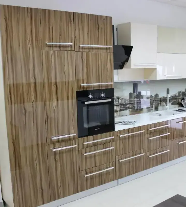 светло-деревянный кухонный гарнитур с белым модулем