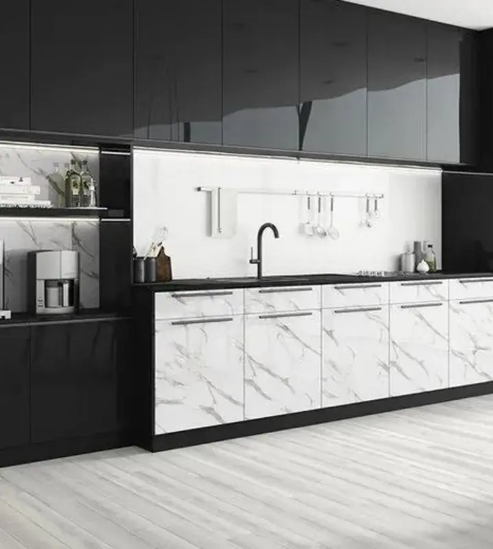 черно-белая кухня с мраморными фасадами
