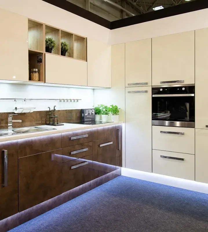 белая кухня с деревянными фасадами и белыми шкафами