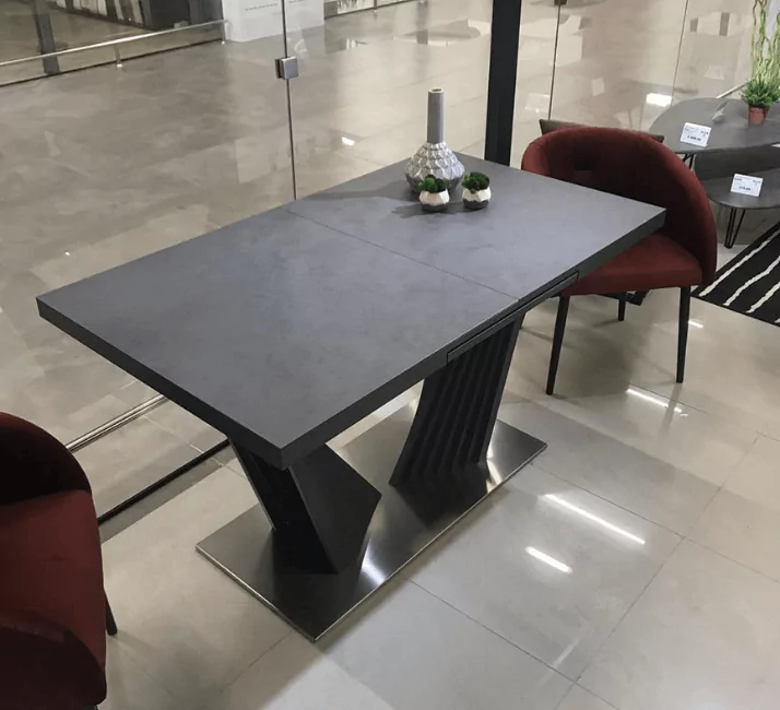 темный современный стол из керамогранита