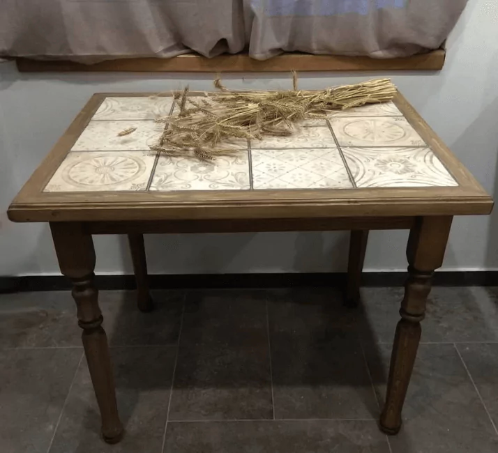 квадратный стол с плиткой