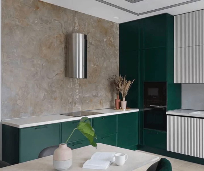 Современные кухни в зеленом стиле с металлической вытяжкой