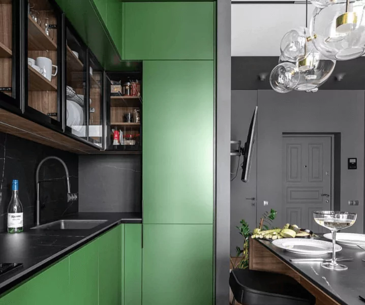 Современные кухни в зеленом стиле с черной столешницей