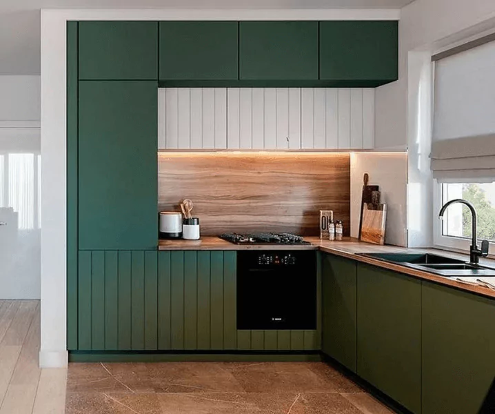 Современные кухни в зеленом стиле с белыми средними шкафами