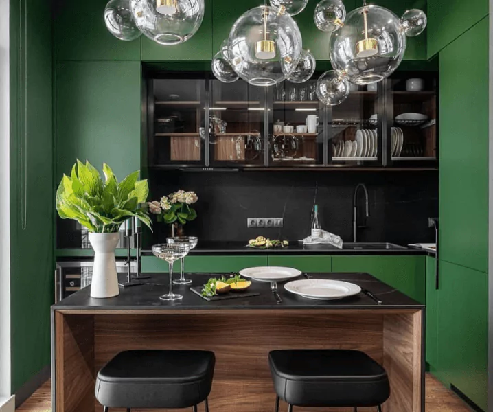 Современные кухни в зеленом стиле с дизайнерскими светильниками