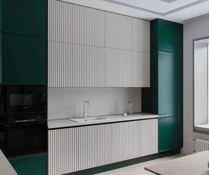 Современные кухни в зеленом стиле с белыми шкафами