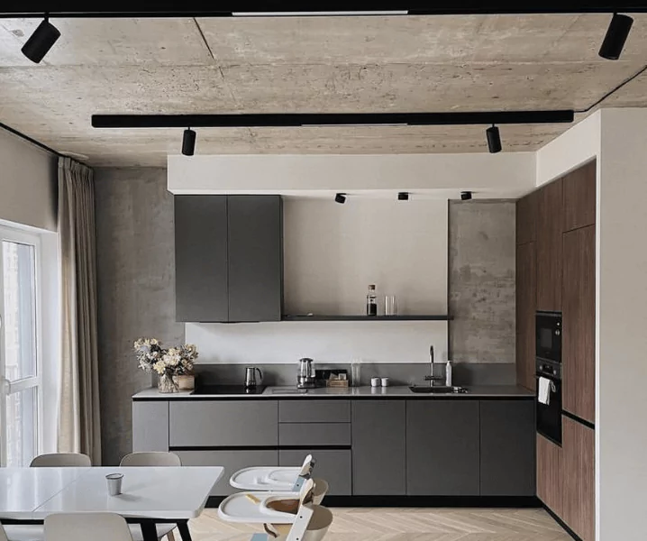 серая кухня в стиле лофт и серый потолок