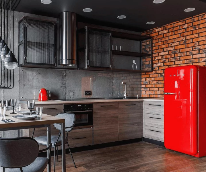 серая кухня в стиле лофт и красный холодильник