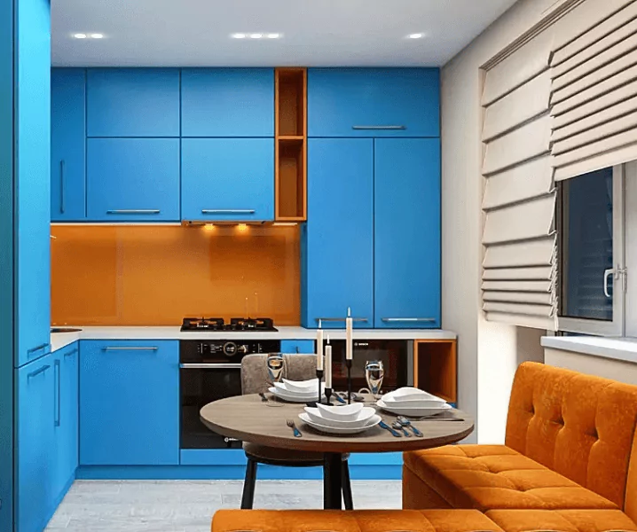 голубая кухня с ярким фартуком