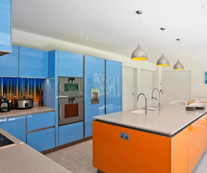 голубая кухня с оранжевым