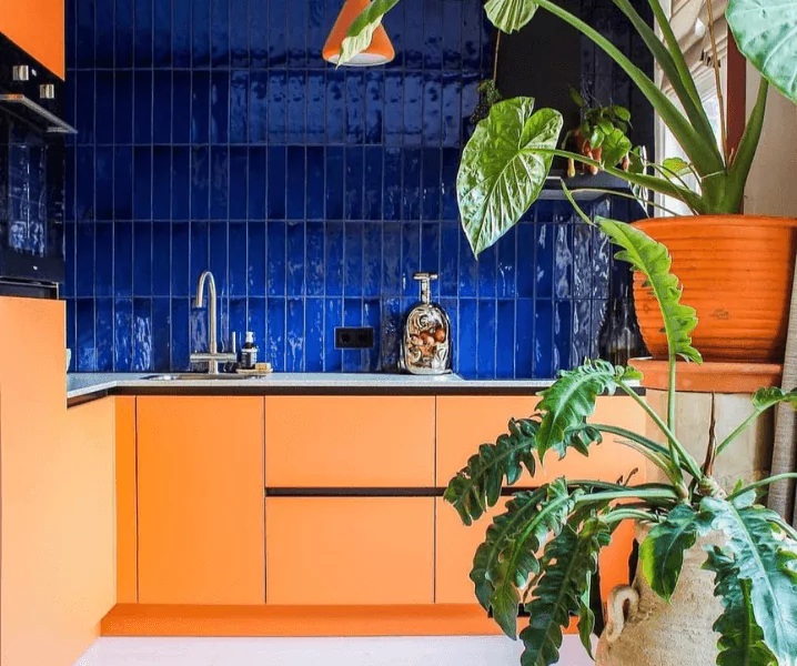 кухня в оранжевых тонах с синим фартуком