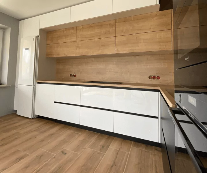 бело-черная кухня с деревянной столешницей